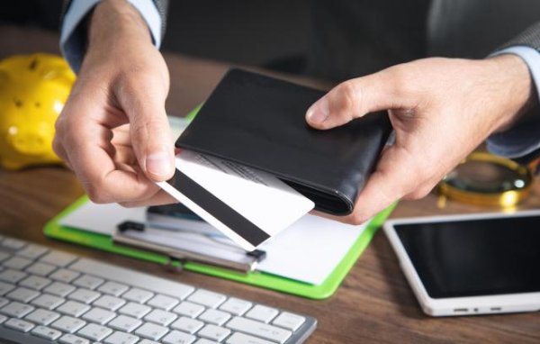 财盛证券 信用卡持续遇冷 ？交行、广发、民生年内已关停近30家信用卡异地机构，业内称一季度有银行＂战略性撤退＂