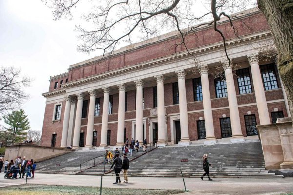 九五配资 哈佛、耶鲁研学遇阻 暑期海外研学“蛋糕”怎么分？